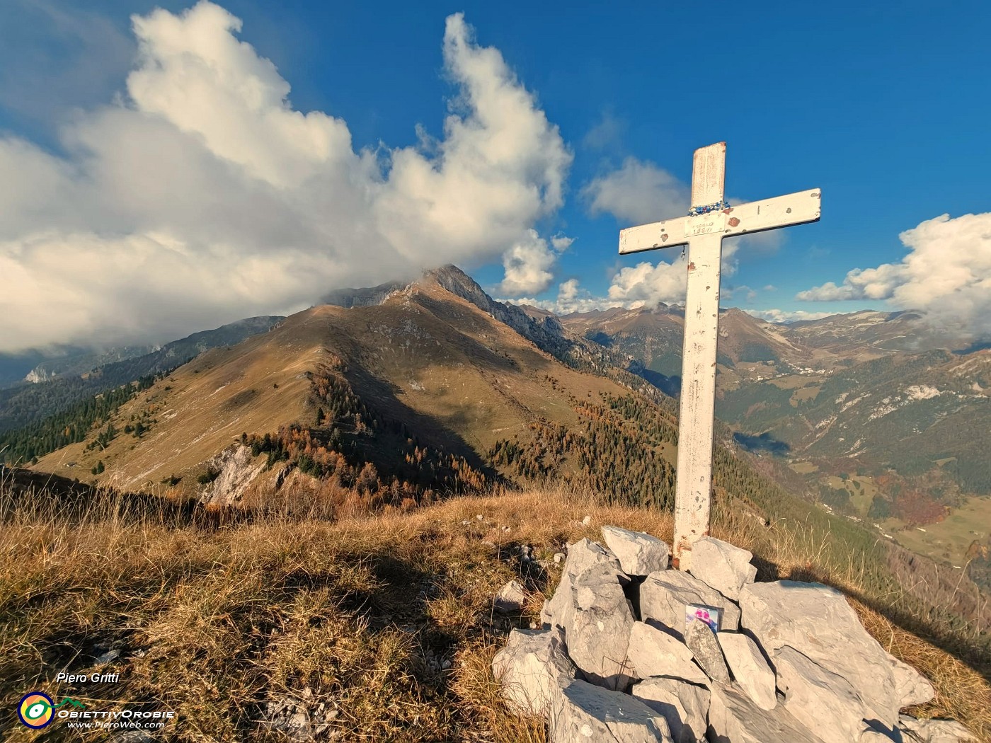 Alla croce di vetta del Pizzo Badile (2044 m)